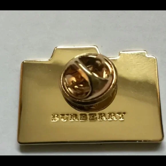 Burberry London Gold Tone Metal Camera designer BROOCH PIN - Picture 2 of 2